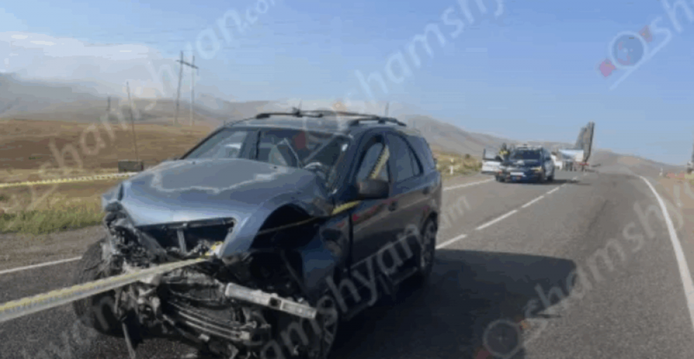 Սյունիքի մարզում բախվել են «Kia Sorento»-ն ու «Mercedes»-ը. «Mercedes»-ը վերածվել է մոխրի