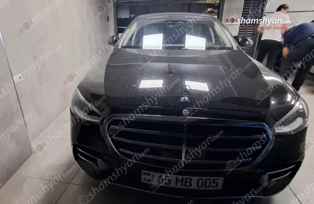 Էլիտար շենքի ստորգետնյա ավտոկայանատեղիում, մեքենայի մեջ հայտնաբերվել է տղամարդու մարմին, ձեռքին էլ՝ ատրճանակ