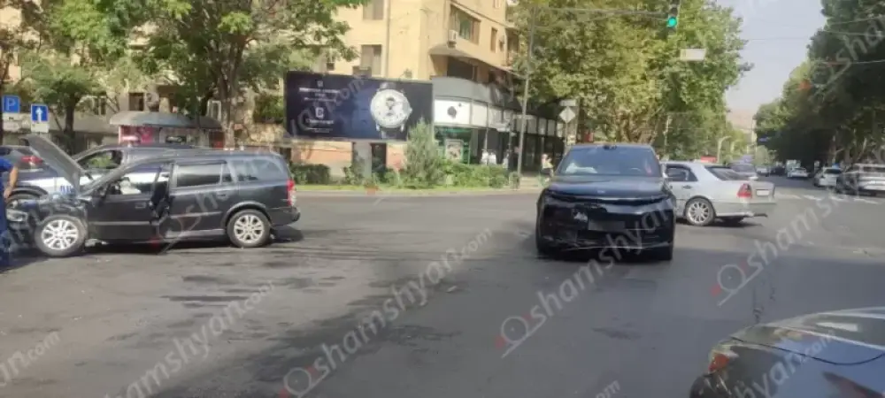 Սայաթ-Նովա պողոտա-Աբովյան փողոցի խաչմերուկում բախվել են «Li Auto L6»-ն ու «Opel Astra»-ն