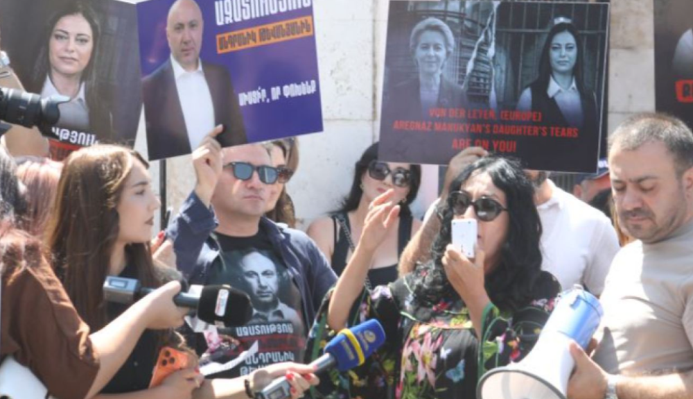 Ո՞ւր են այսօր այն ՀԿ-ները, որոնք Մաշտոցի պուրակում մի հատ տերև էր կտրվում ու բոլորը դոշներին խփում էին՝ ես եմ այդ տերևն ու պառկում ասֆալտին. Զոհրաբյան