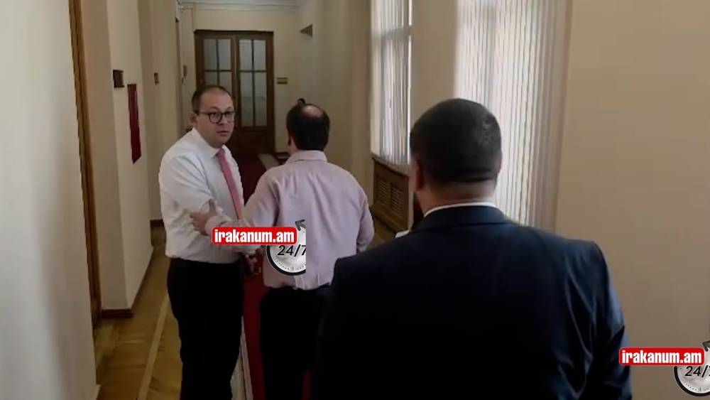 Հլը արի կամեռաների դեմը կանգնի․ ԱԺ միջանցքում վիճում են Եղոյանն ու Մխիթարյանը