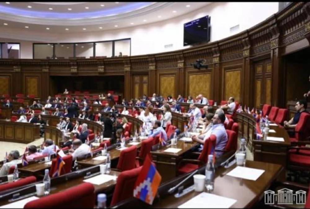 Հեռացող պատգամավորների հաշվին 5 մլն դրամ գումար է փոխանցվել․ «Հրապարակ»