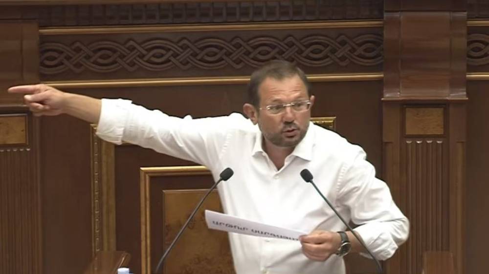 Մի հատ սուս մնա, իրավիճակը լարվեց խորհրդարանում (Տեսանյութ)