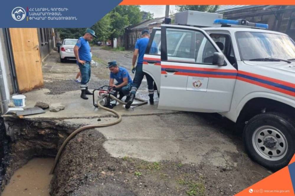 Կոտրված ճյուղեր, թեքված էլեկտրասյուն և ջրալցված նկուղներ. արտակարգ իրավիճակ է Գյումրիում