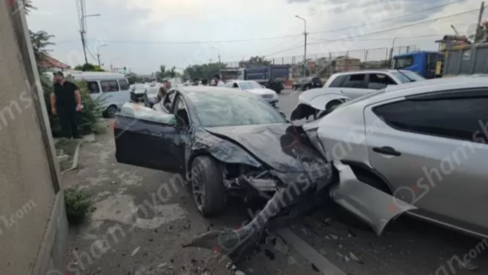 Խոշոր ավտովթար՝ Երևանում. մի քանի ավտոմեքենաներ վերածվել են մետաղե ջարդոնի
