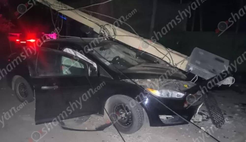 Գառնիում «Ford»-ը բախվել է բետոն էլեկտրասյանը, կոտրել այն
