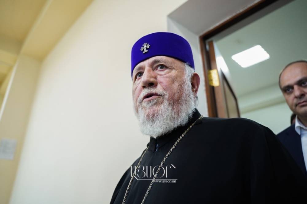 Դատարանի բակում հնչում է Հայրապետական մաղթերգը (Տեսանյութ)