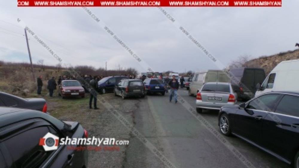 Լարված իրավիճակ Արագածոտնի մարզում. «Հյուսիս-հարավ» ավտոճանապարհը կառուցող շինարարները փակել են ճանապարհը
