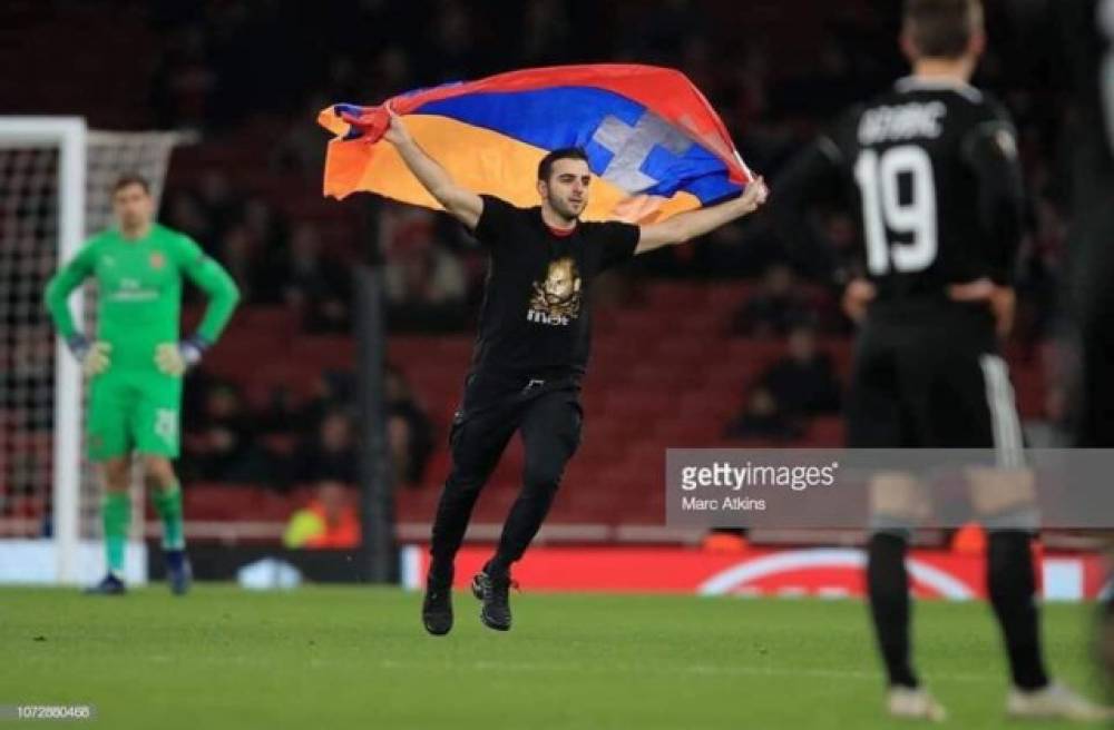 Մխիթարյանը զանգահարել է խաղադաշտ մտած երկրպագուին