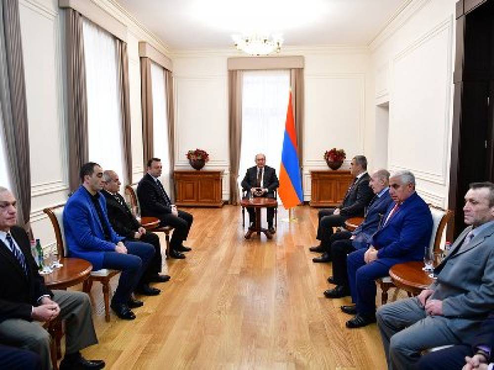 Արմեն Սարգսյանը պետական պարգեւներ եւ պատվավոր կոչումներ է հանձնել մի խումբ գործիչների