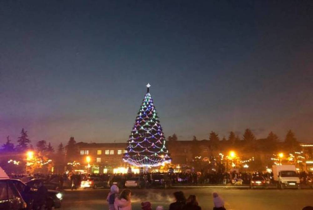 Վառվեցին Գյումրու գլխավոր տոնածառի լույսերը
