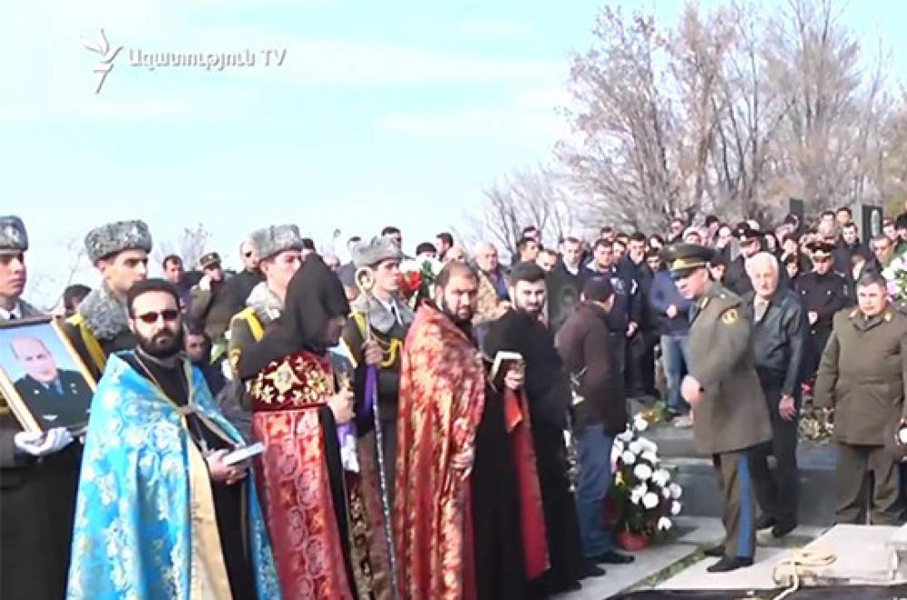 Եռաբլուրում տեղի է ունենում ՍՈւ-25-ի ավիավթարից զոհված օդաչուների հուղարկավորությունը