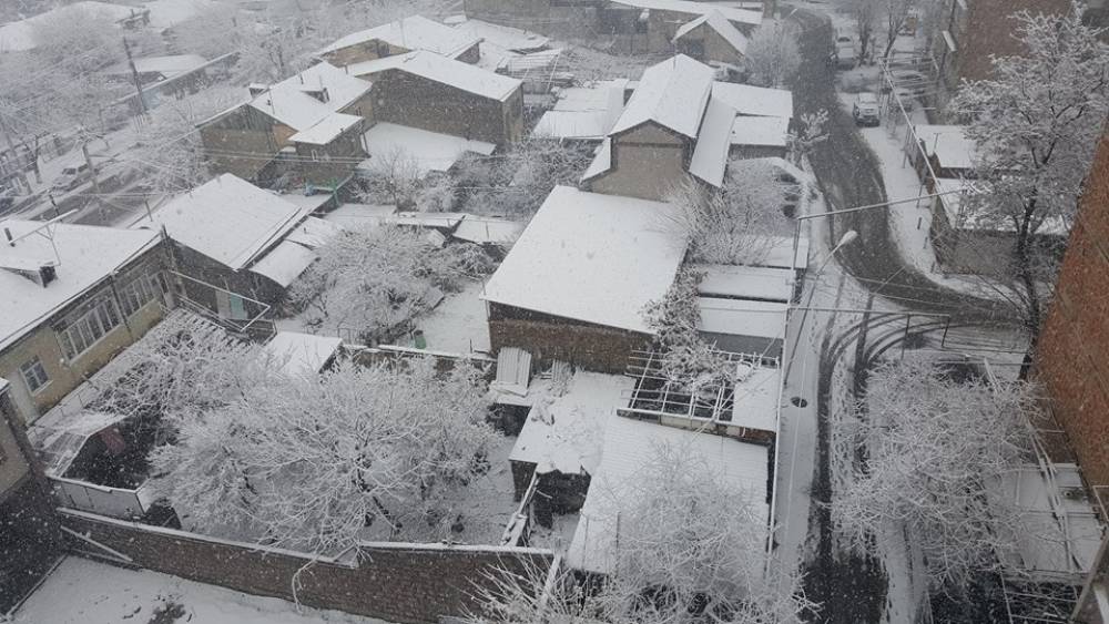 Երեւանում տեղում է առաջին ձյունը (լուսանկարներ, տեսանյութ)