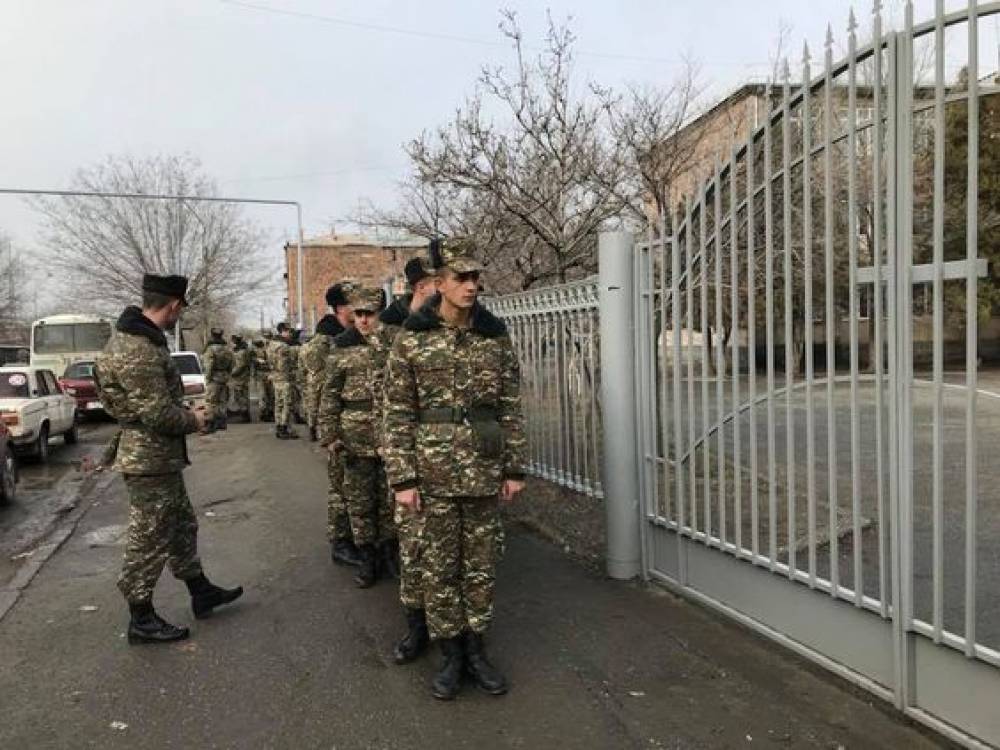 Զինծառայողները քվեարկության են գնում շարային կարգով․ «Անկախ դիտորդ»-ը ահազանգում է