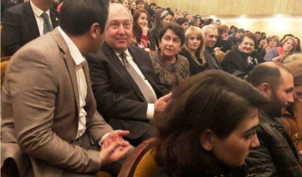 ՀՀ նախագահը տիկնոջ հետ Գյումրիում ներկա է եղել «Հարսանիք թիկունքում» ներկայացմանը