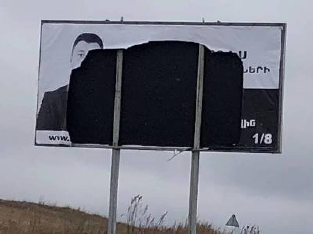 «Ինչքան ստոր ու էժան եք». Պատռել են Էդուարդ Շարմազանովի քարոզչական պաստառը