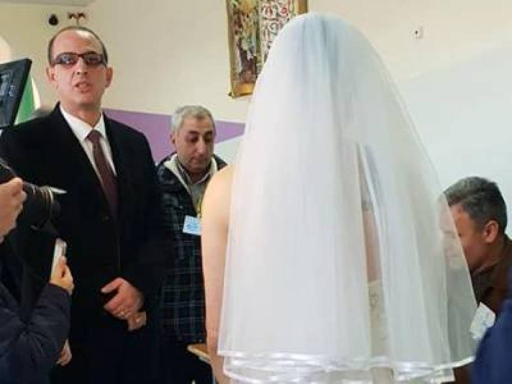 Նորապսակ զույգը մասնակցում է քվեարկության (լուսանկար)