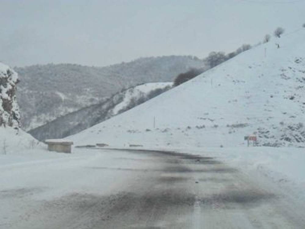 Ծանրաքաշ եւ կցորդիչով մեքենաների համար Վարդենյաց լեռնանցքը փակ է. Դիլիջանի ոլորաններում ձյուն է տեղում