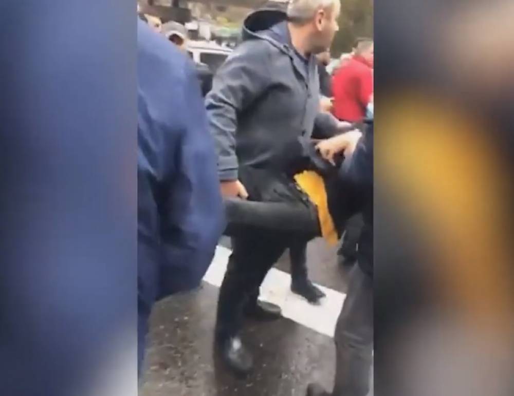 Ցուցարարի ոտքը ջարդեցին Մյասնիկյան պողոտայում խաղաղ ակցիայի ժամանակ (տեսանյութ)