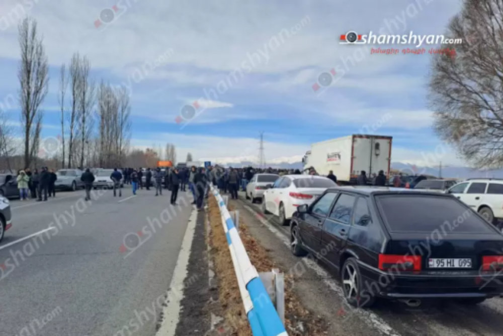 Երևան-Իջևան ճանապարհի Գագարինի վարչական տարածքում գյուղացիները փակել են ճանապարհը