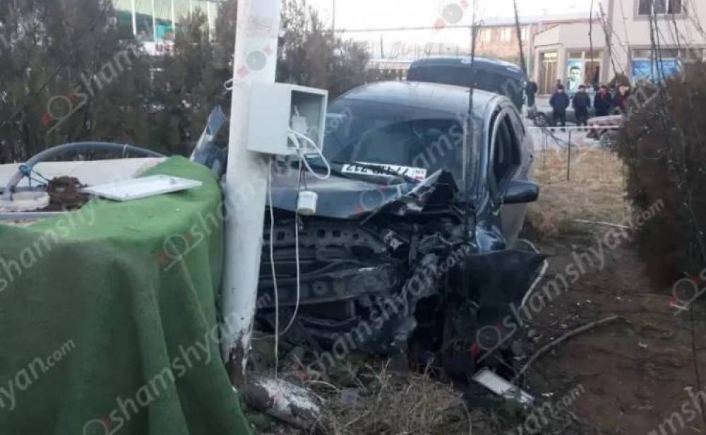 Արտակարգ դեպք՝ Արարատում․ ոչ սթափ վարորդը Toyota-ով բախվել է էլեկտրասյանը, եղևնիներին․ վիրավոր կա