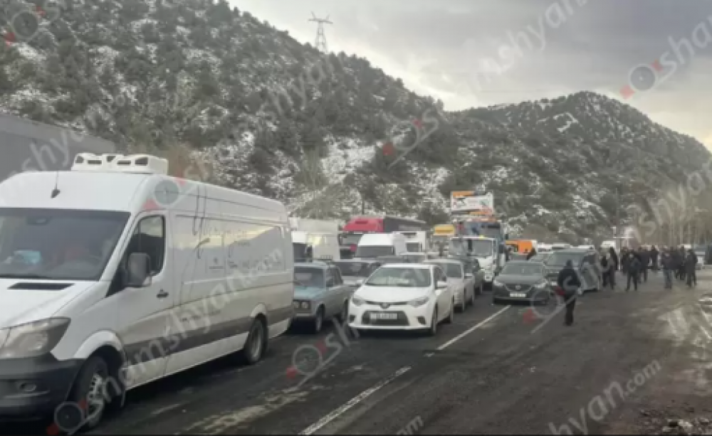 Ջերմուկի խաչմերուկից Սյունիքի մարզ երթևեկությունը դադարել է. 500-ից ավելի մեքենա մնացել է ճանապարհին