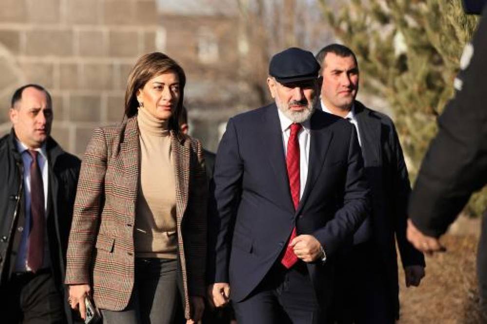 «Կոմունիզմի մահվան տեսիլները»․ Փաշինյանը իր կնոջ հետ Գյումրիում մասնակցել է անհատական ցուցահանդեսի