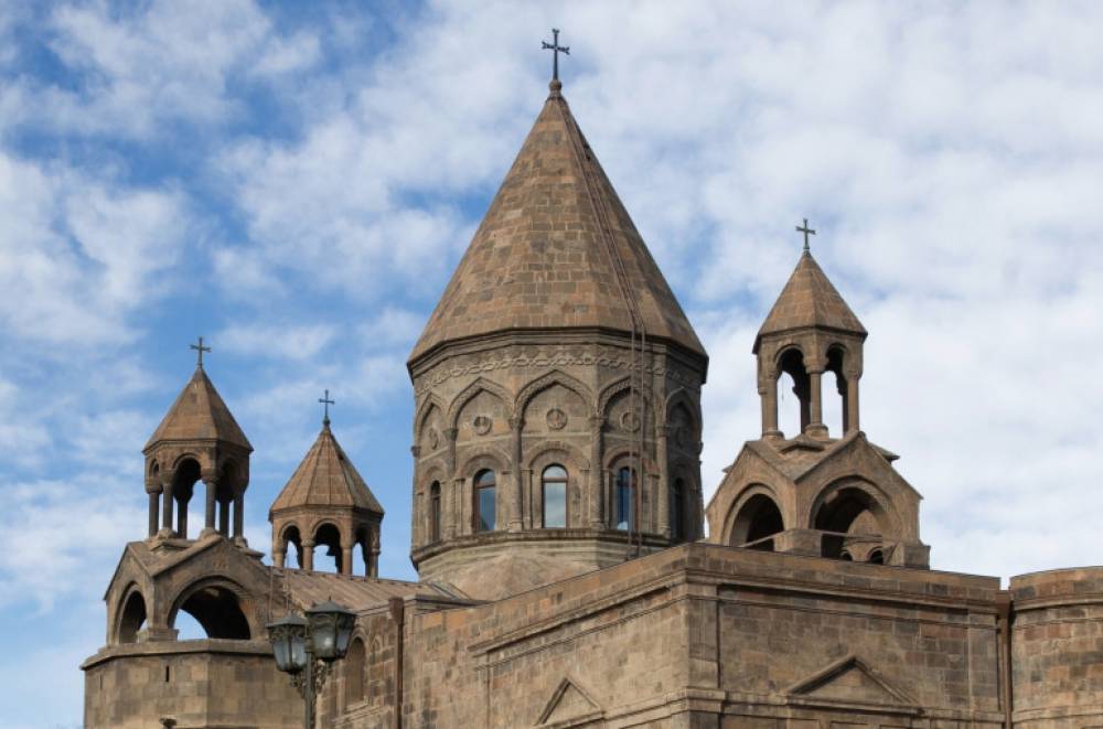 Հանրային հեռուստաընկերությունը, վերջին պահին, առանց որևէ պատճառաբանության տեղեկացրեց, որ Վեհափառ Հայրապետի ամանորյա ուղերձը եթեր չի հեռարձակվի կեսգիշերից առաջ. Մայր Աթոռ