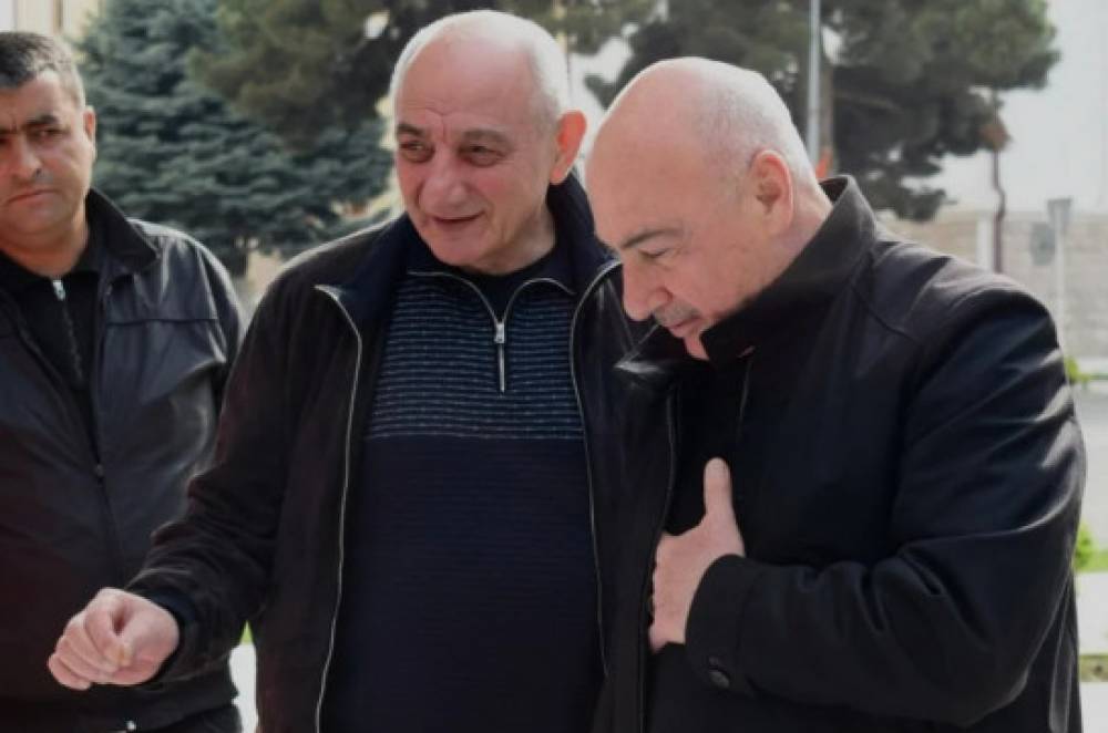 Կարծում եմ՝ կգա այն օրը, երբ ուժայիններից գոնե մեկը տղամարդկություն կունենա խոստովանելու, թե ինչպես և ում զոհաբերության շնորհիվ հնարավոր եղավ անարգել անցնել Հակարիի կամուրջը