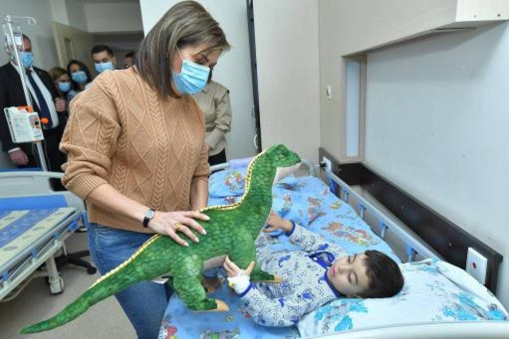 Մաղթանքը մեկն է՝ լիակատար առողջացում․ Աննա Հակոբյանը այցելել է բուժում ստացող փոքրիկներին