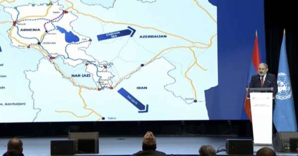 Փաշինյանը քարտեզի վրա ցույց է տալիս, թե ինչ կտա իր առաջարկած «Խաղաղության խաչմերուկը»