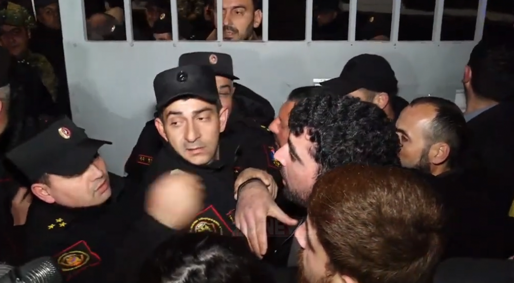 «Վրես չճվաս, ա'յ տղա». լարված իրավիճակ` ոստիկանների և գերիների հարազատների միջև