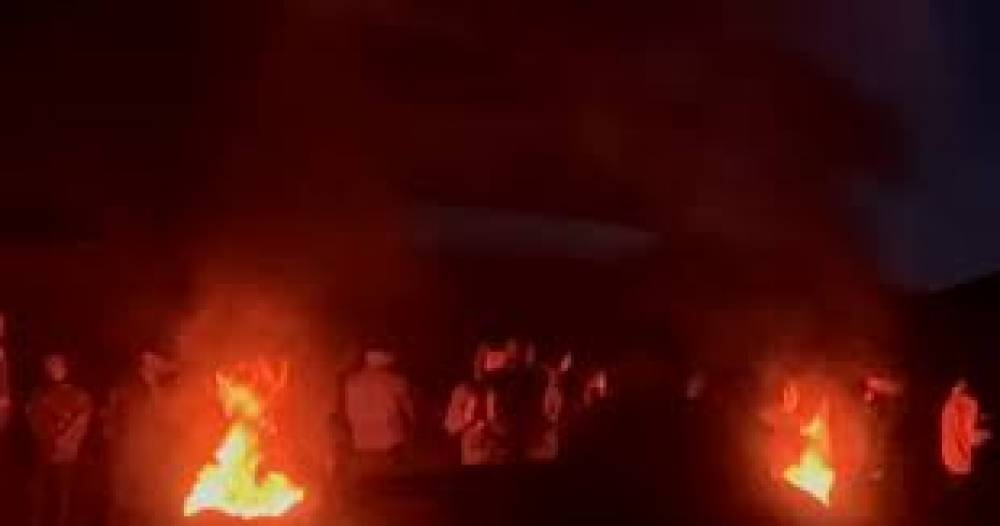 Նորատուսցիները հավաքը չեն դադարեցնում, գյուղի կենտրոնում կրակներ են վառել (տեսանյութ)