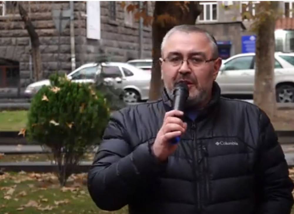 Նայե'ք աջ կողմում ոստիկանն է, ձախ կողմում` ԱԱԾ-ի աշխատակիցը. իդեալական պայքարում են 20 հոգու դեմ