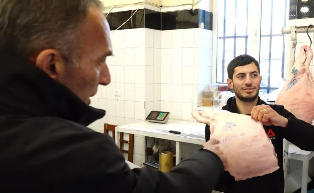 Մի հատ մոտիկ բեր հա՞ էդ միսը, արդեն տեսնում ենք, որ մսի վրայի կնիքը կա. տեսուչը` մսավաճառին