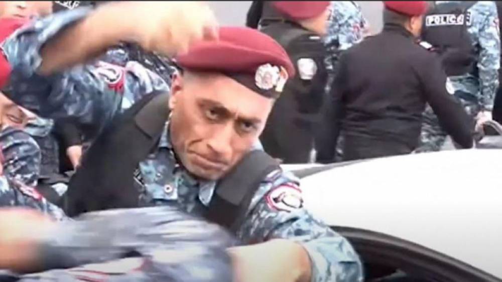 «Կարմիր բերետավորը» բռունցքով հարվածել է «Զանգ» հասարակական շարժուման ակտիվիստի գլխին.«Թաթոյան» հիմնադրամ
