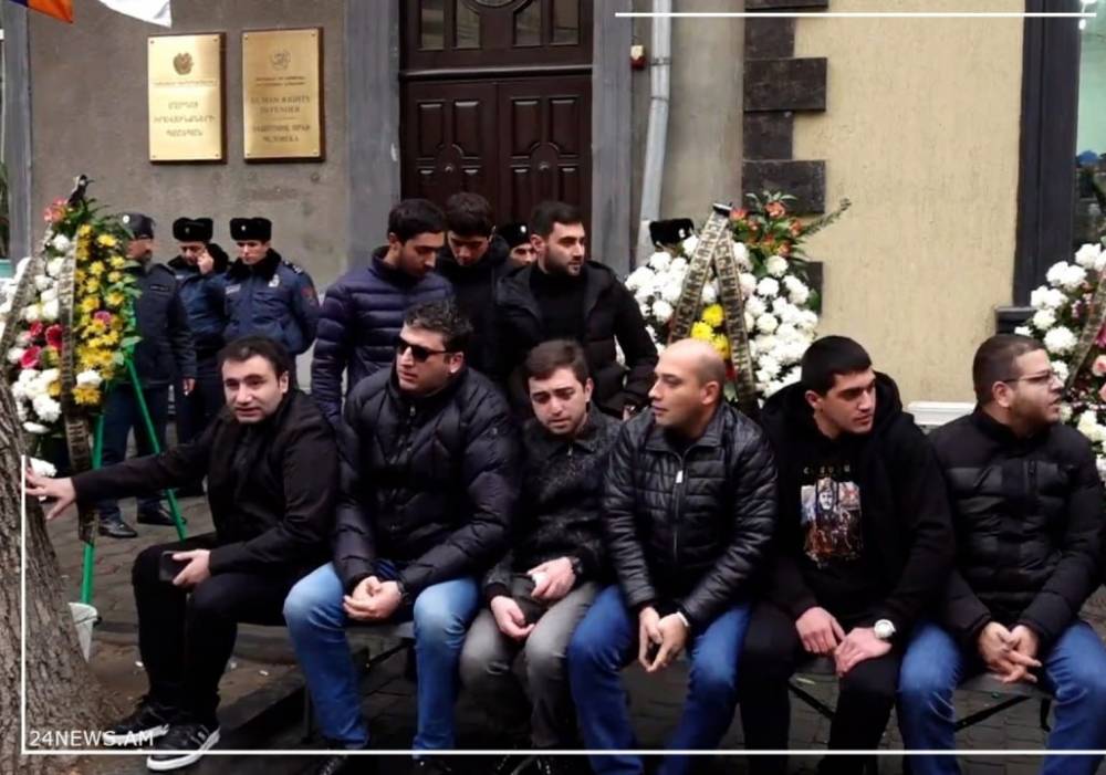 ՀՀԿ-ականները ծաղկեպսակ ու «իշաոտնուկներ» են բերել ՄԻՊ գրասենյակ՝ ի նշան բողոքի