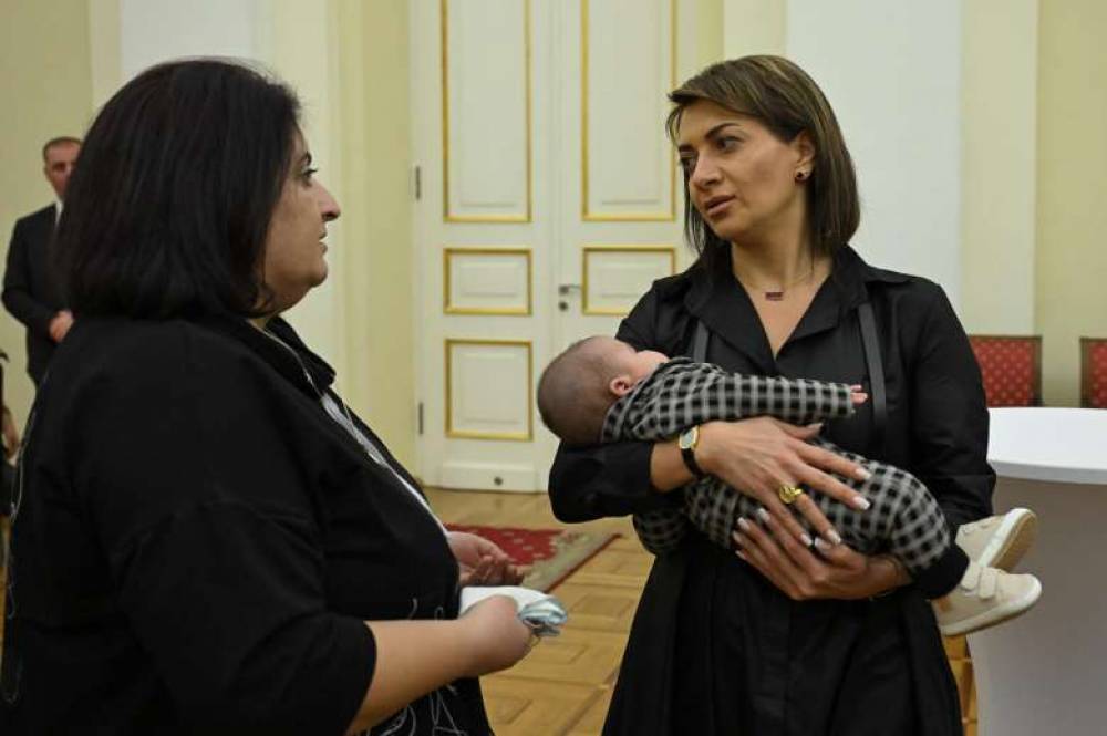 Աննա Հակոբյանն ընդունել է պատերազմում անմահացած տղաների ընտանիքներում ծնված երեխաներին