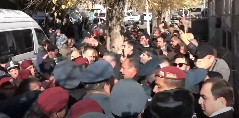 «Արա', հոպ, հանգի'ստ հլը, շորերս»․ ոստիկանությունը Ալավերդիում բերման ենթարկեց ցուցարարներին