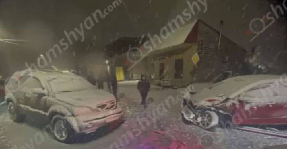 Երևանում ճակատ ճակատի բախվել են Mercedes-ն ու Kia Sorrento-ն, կա 4 վիրավոր