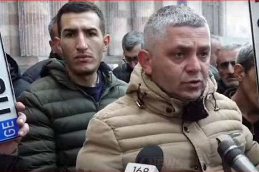 Հասել եմ Գյումրի, որ մաքսազերծեմ, ինձ ասում են՝ քոնը աջ ղեկ ա, չես կարա. բա որ չի կարելի, ինչի՞ եք թողել ներմուծել. Վարորդ