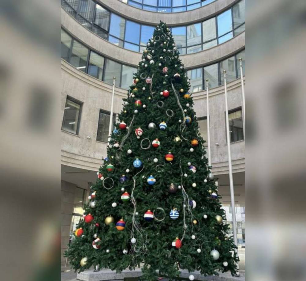 Ազգային դրոշներով շատ կրեատիվ տոնածառ՝ ՀՀ ԱԳ նախարարության դիմաց. Գերմանիայում ՀՀ դեսպան