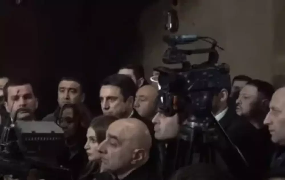 Ալեն Սիմոնյանը մասնակցում է երգիչ Արա Մարտիրոսյանի հոգեհանգստի արարողությանը