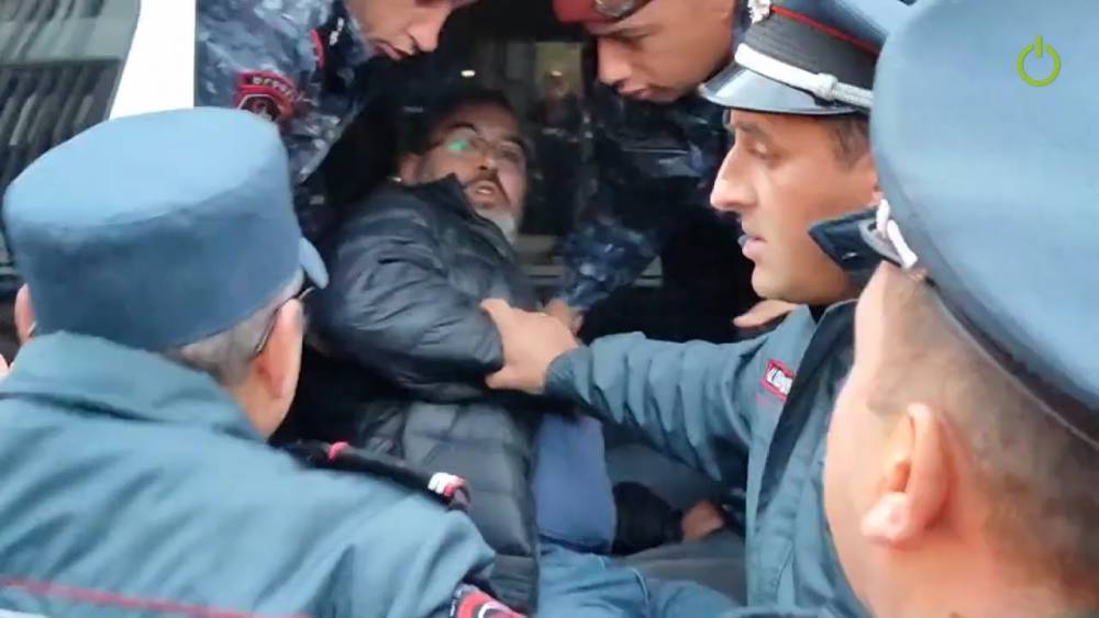 «Մի խփի', ի՞նչ եք անում». ոստիկանները բռնի ուժով բերման ենթարկեցին «Զանգ»-ի ակտիվիստներին
