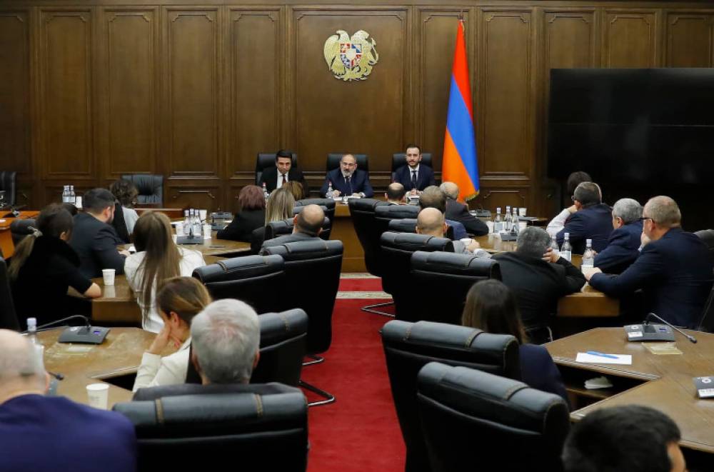 Փաշինյանը ԱԺ-ում հանդիպել է «Քաղաքացիական պայմանագիր» խմբակցության հետ