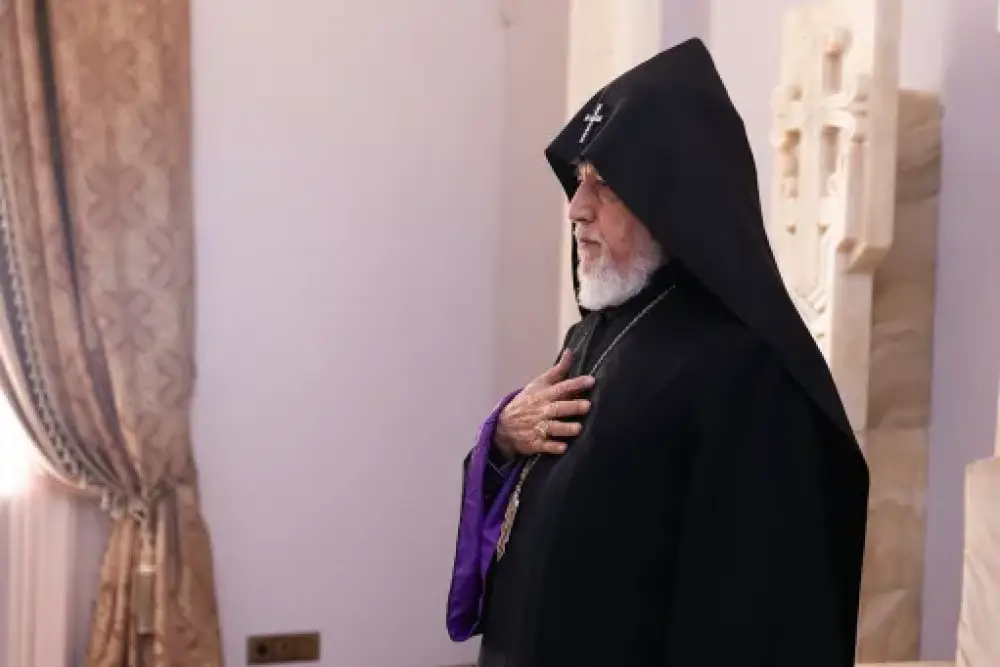 Հայոց Հայրապետը վարդապետական ականակուռ լանջախաչերով զարդարեց եկեղեցականների կուրծքը