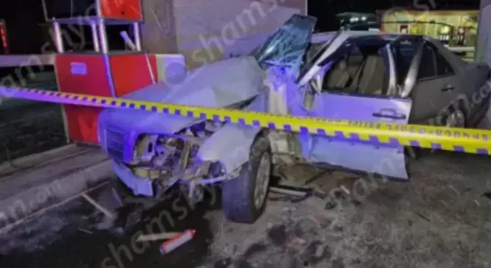 Երևան-Սևան ճանապարհին մեքենան հայտնվել է գազալցակայանում՝ բախվելով պատին․ կան վիրավորներ