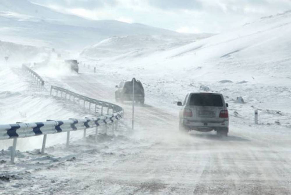 Սպիտակի ոլորաններում և Վարդենյաց լեռնանցքում մերկասառույց է, Սյունիքում՝ բուք