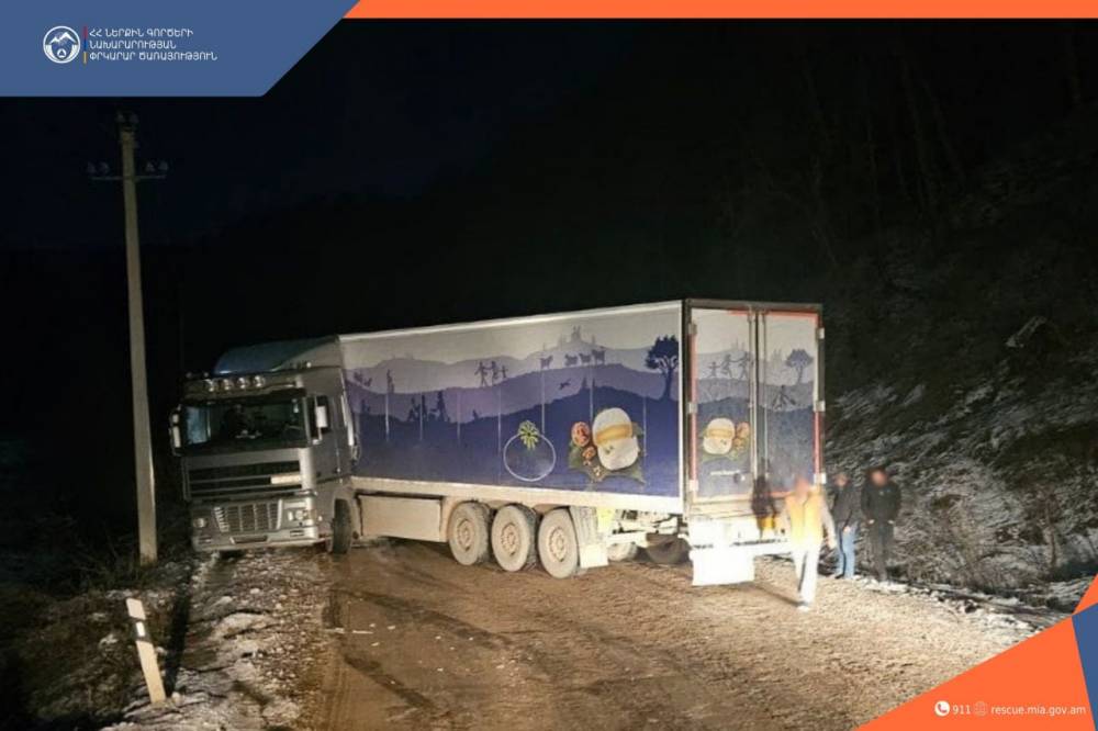 Տանձավեր գյուղի մոտ բեռնատարն ընդունել է մկրատաձև դիրք և փակել ճանապարհը