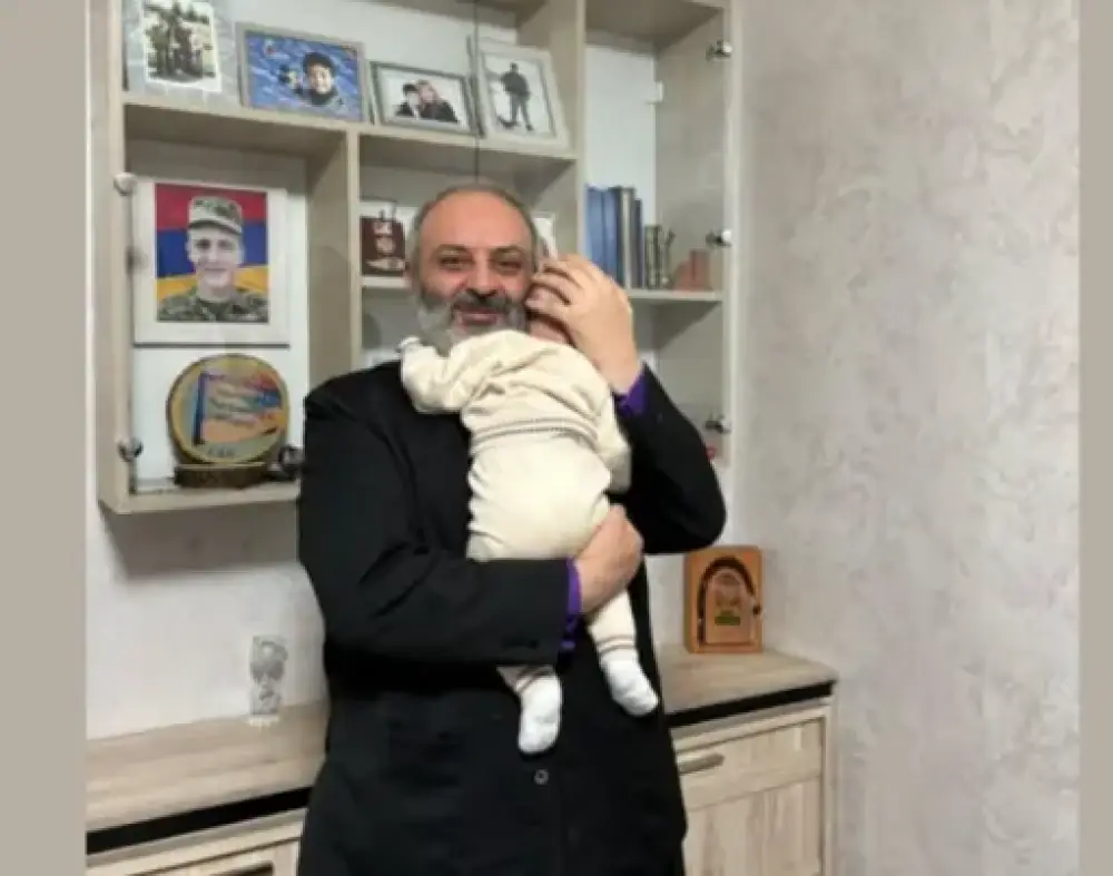 Պատերազմում զոհված Էրիկ Խաչատրյանի փոքրիկ քույրը ստացել է Բագրատ Սրբшզшնի օրհնանքը